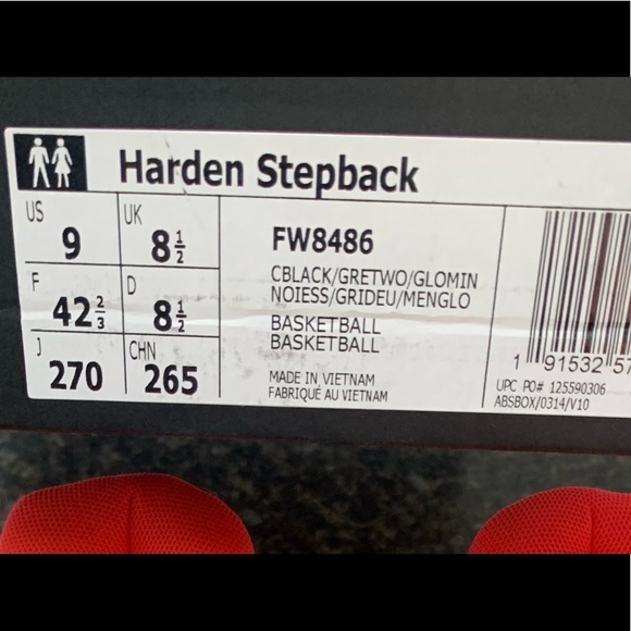 Size 9 Basketball shoe - Picture 2 of 7